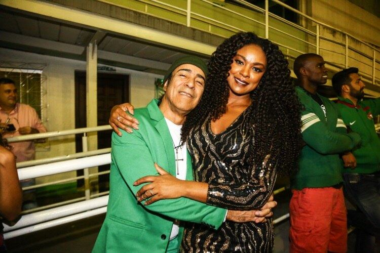 Cris posou com o cantor Elymar Santos