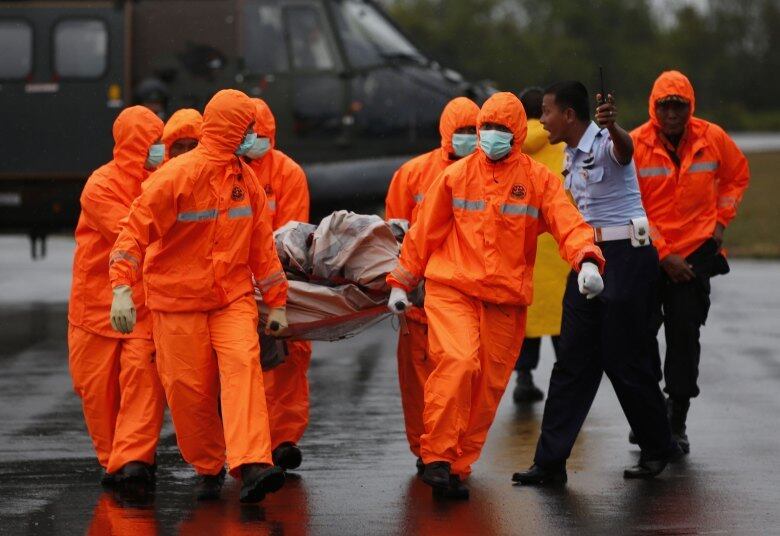 Quatro partes de grande dimensão do Airbus A320-200 foram encontradas ao largo da Ilha de Bornéu