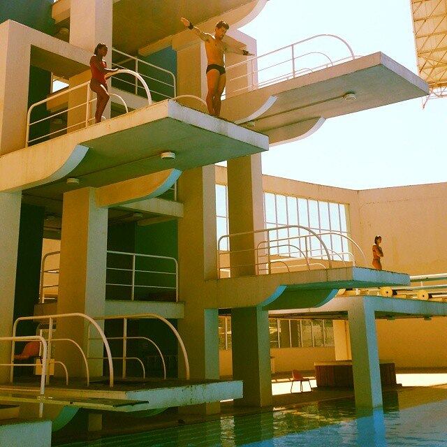 Thiago Martins vive uma fase de superação. O ator, que tinha medo de altura, será um atleta de saltos ornamentais em “Babilônia”, e já está treinando na plataforma de sete metros, conforme revelou à colunista Patrícia Kogut, do jornal O Globo. O ator pratica o esporte três vezes por semana no Parque Aquático Maria Lenk, na Zona Oeste do Rio.

— Eu tinha muito medo da altura e de me machucar, mas o professor é muito cauteloso. A meta é chegar até a plataforma de 10 metros, mas estamos mais preocupados com a qualidade dos movimentos. 


ASSISTAM: Fabíola Reipert comenta as principais fofocas das celebridades


