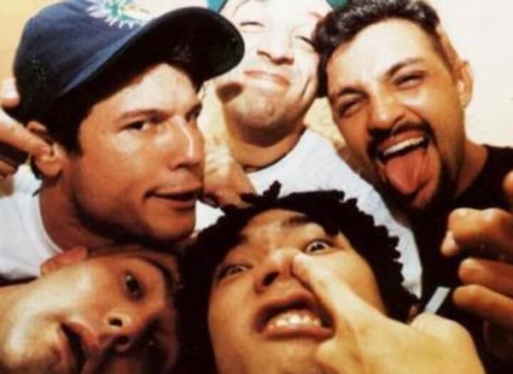 Foi em 1995 que o Brasil inteiro (será que Gisele também?) cantou Pelados em Santos com o grupo Mamonas Assassinas. Um ano depois, o grupo deixava saudade após a morte trágica de todos os integrantes em um acidente aéreo