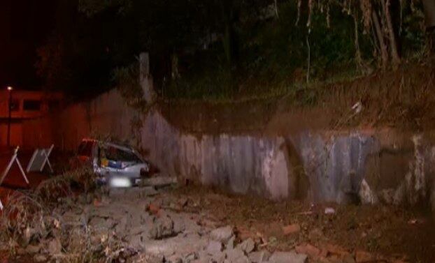 Muro caiu sobre um carro em BH
