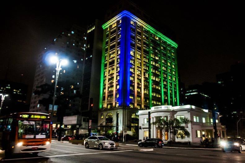 Vai ter Copa, sim! O Brasil amanheceu colorido nesta manhã de quinta-feira (12), data que marca a abertura da Copa do Mundo 2014, e da estreia do Brasil diante da velha conhecida seleção da Croácia. Na imagem, o prédio do Banco Daycoval, na Avenida Paulista, com as cores do nosso País! Veja mais imagens deste dia histórico!