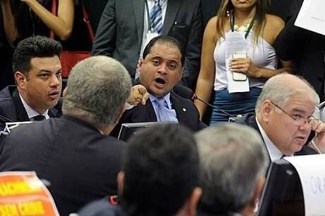 Sessão do colegiado já dura mais de sete horas