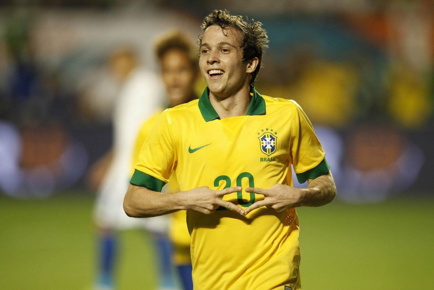 Bernard está treinando sem clube em Minas. Tem proposta milionária do Palmeiras