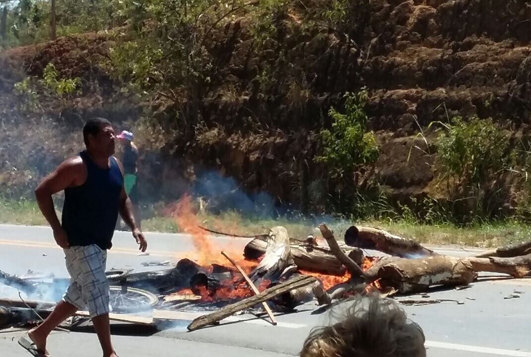Pedaços de madeira e pneus interditaram rodovia