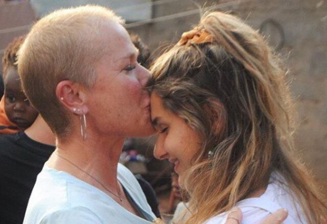 Sabe aquele ditado “um fruto
não cai longe da sua árvore”? Xuxa e Sasha estiveram em Luanda, Angola, para
distribuir amor e carinho!

  