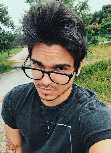 Gusta Stockler já publicou um livro. 

— Produzir para a internet abre portas para outras
mídias, como foi o caso do livro "O Diário Secreto". Não é um livro
falando exatamente sobre mim, mas me coloco de exemplo nas situações