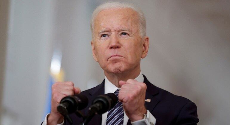 Biden anuncia que todos os adultos poderão ser vacinados a partir de maio