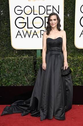 Winona Ryder não arriscou e escolheu um preto refinado 