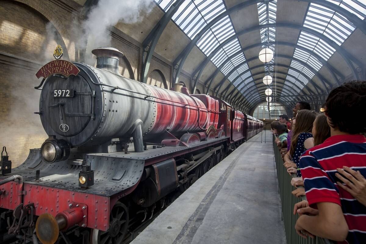 Outra atração imperdível no mundo de Harry Potter é o Hogwarts Express, o trem que leva os passageiros da estação King Cross em Londres até a vila de Hogsmeade na Escócia. 