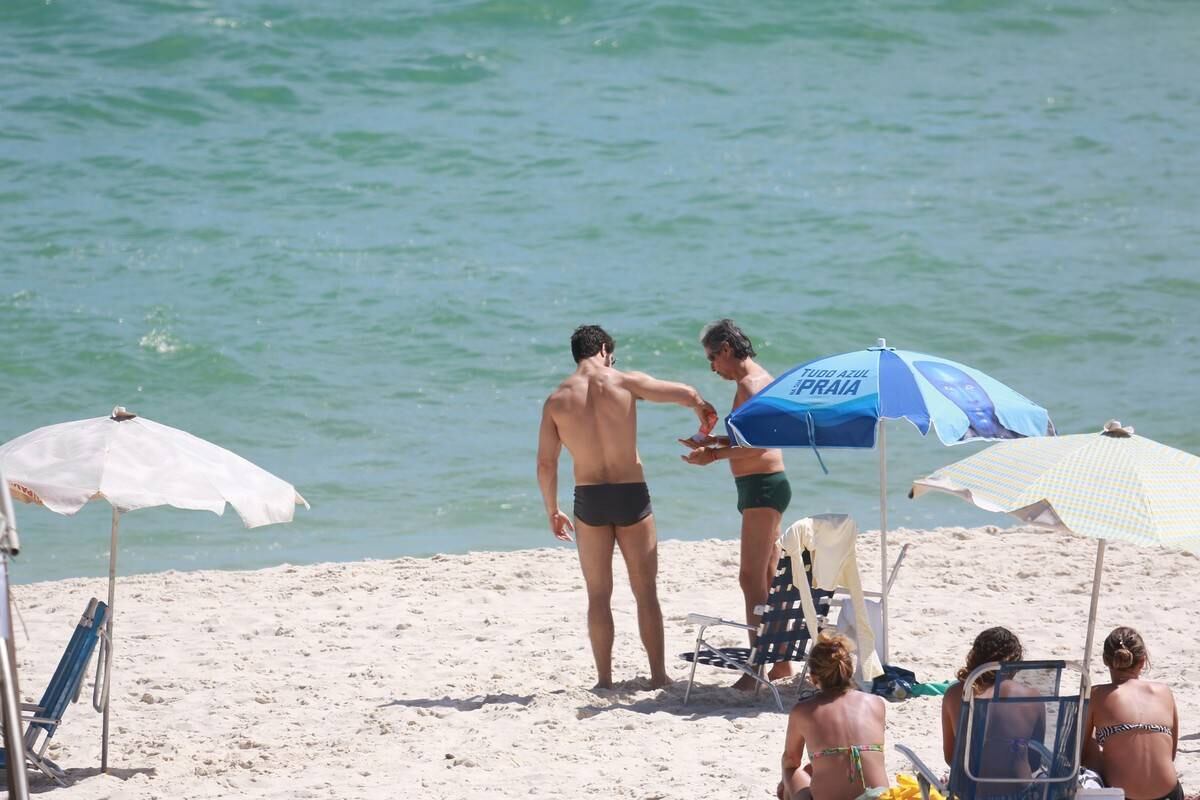 Emiliano D'Avila mostra atributos físicos em dia de praia no Rio
