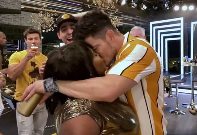 Logo na primeira festa, Jojo já mostrou a que veio e, junto com JP Gadêlha, protagonizaram o primeiro beijo da temporada. Os participantes vibraram com o momento