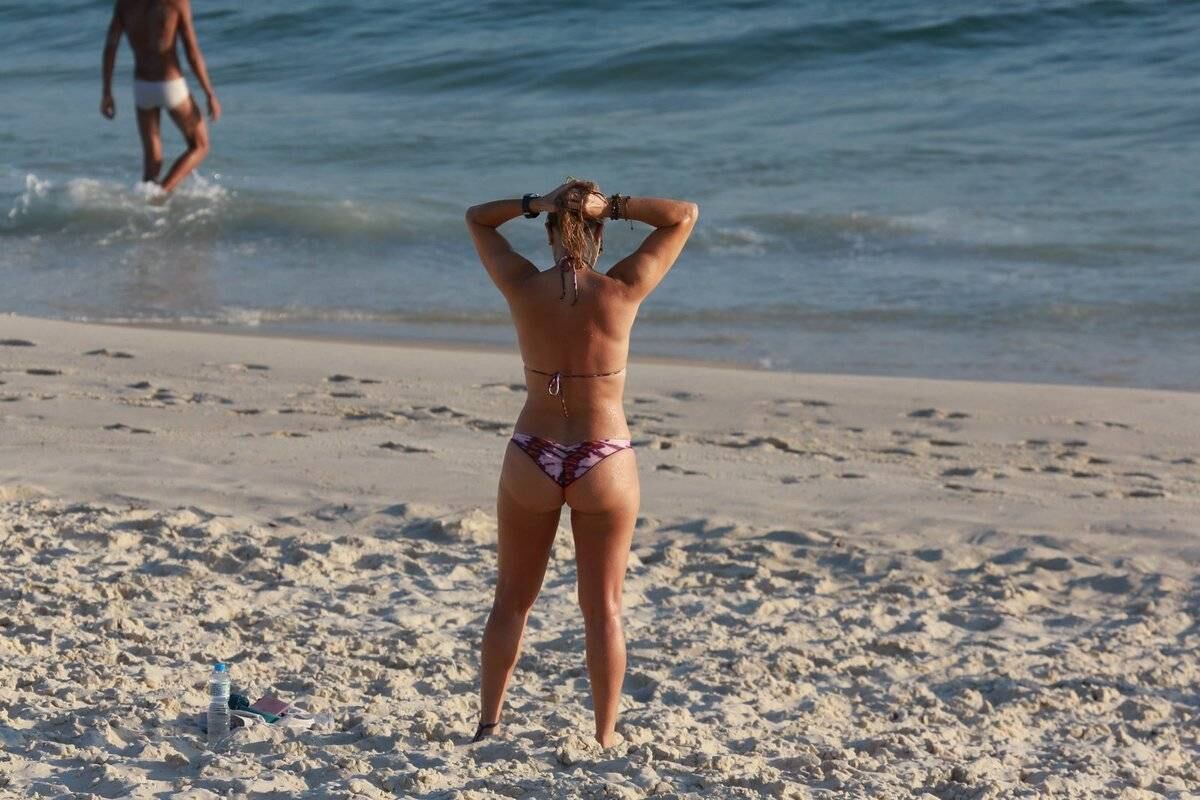 Aos 47 anos, Christine Fernandes exibe o corpão em dia de praia