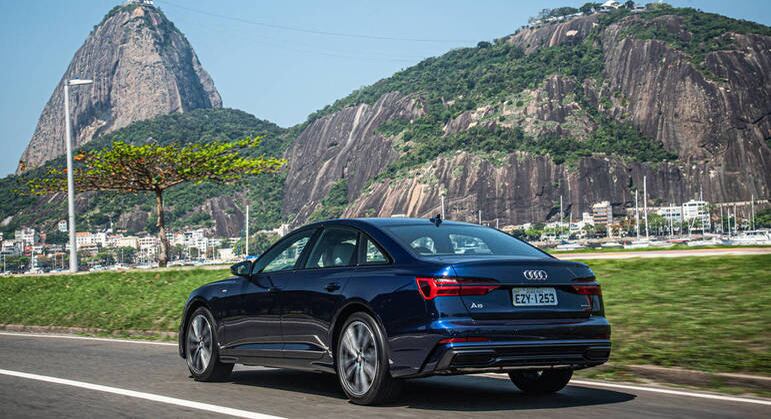 No desenho nada mudou. O A6 segue com a grade Singleframe larga e cintura baixa