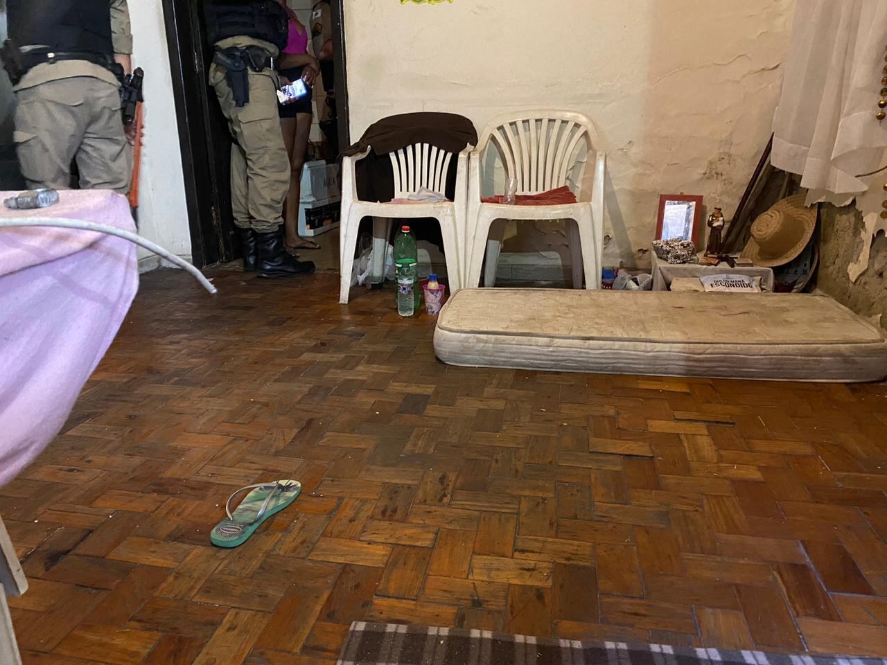 Irmãos estavam sozinhos no apartamento, sem comida
