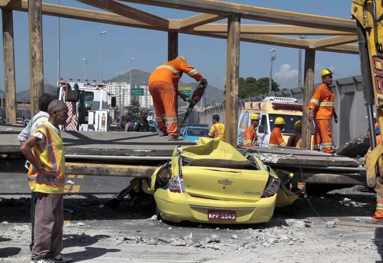 Carros foram esmagados pela passarela