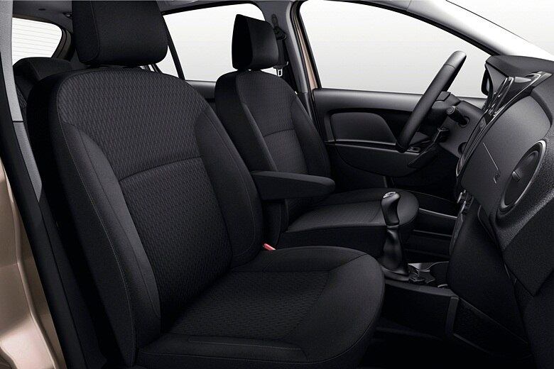 O espaço interno não muda e continua generoso — uma referência entre os compactos de entrada. Para não dizer que nada foi alterado, há novos padrões de tecidos. E os comandos dos vidros dianteiros foram deslocados para o forro das portas, como já ocorre no Logan e no Sandero nacionais vendidos com o escudo da Renault