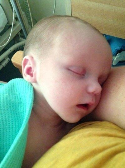 A mãe, Nicola Wilkins, de 31 anos, está desconfiada de que o
parto na água foi o motivo pelo qual seu filho contraiu a bactéria que levou à
doença