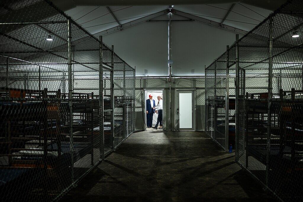 Donald Trump durante visita ao centro de detenção conhecido como "Alcatraz dos Jacarés", em julho de 2025