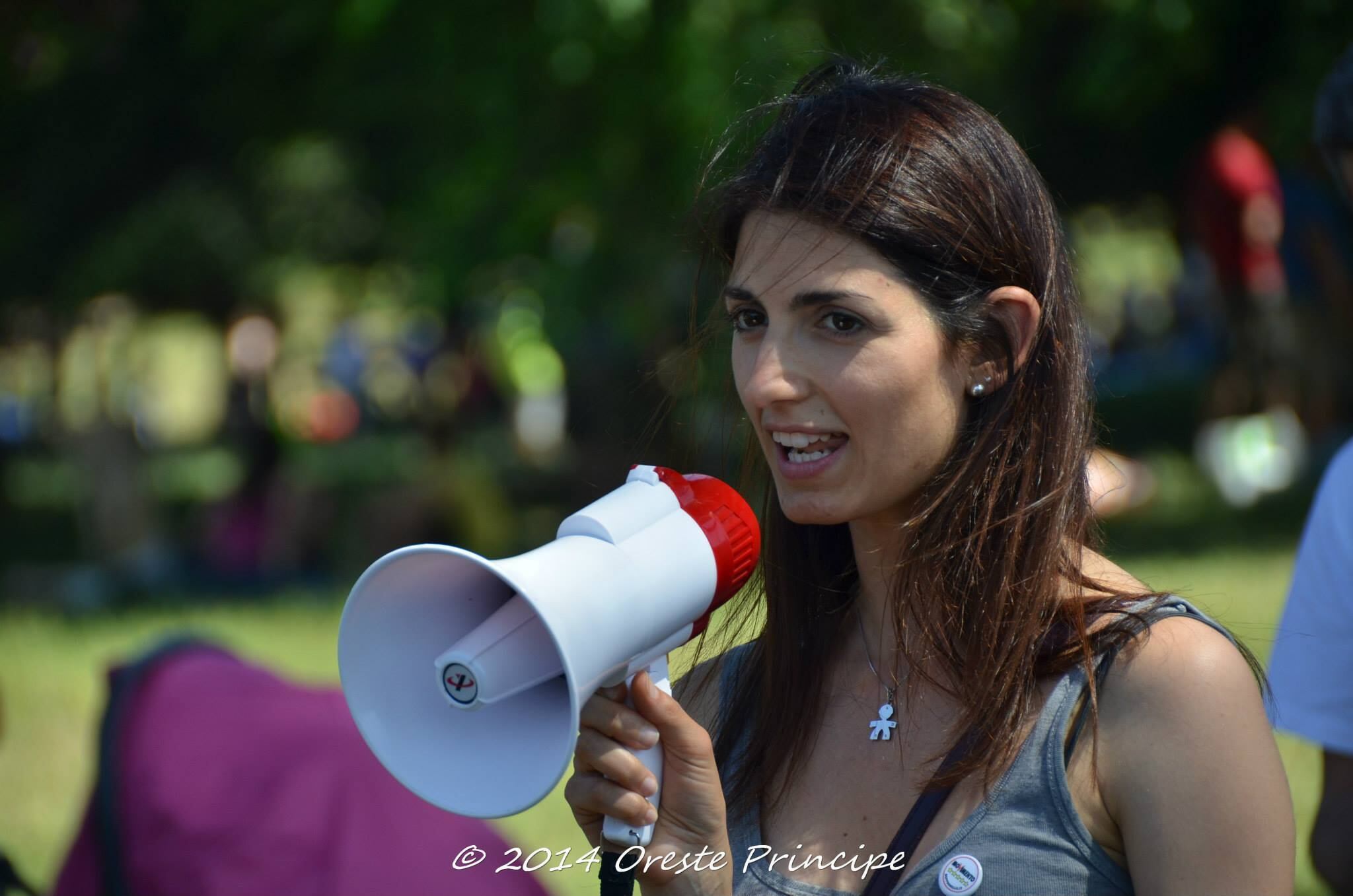 Nascida em 1978, em Roma, Raggi cresceu nos bairros de San Giovanni e Ottavia. É graduada em Direito e Jurisprudência pela Universidade de Roma Tre e especializada em direito autoral e propriedade intelectual