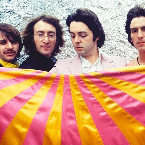 S-I-M! Em abril de 1964 eles ocuparam as cinco primeiras posições de uma única lista: 1º Can’t Buy Me Love; 2º Twist And Shout; 3º She Loves You; 4º I Want To Hold Your Hand e 5º Please Please Me. Uma semana depois, a banda atingiu outro recorde: 14 canções dos Beatles ocuparam o Hot 100, sete delas no Top 40.