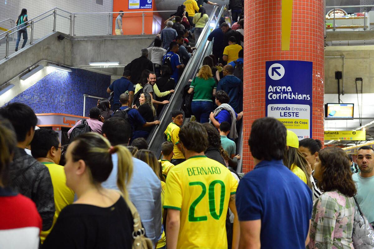 Como as pessoas já pagaram a tarifa, a CPTM recomenda que os torcedores peguem o Metrô ou vão até Itaquera pelo Expresso Copa, da CPTM. Na entrada oeste, tem que ir de Metrô e descer na estação Artur Alvim
