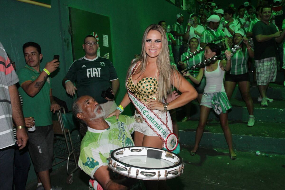A Musa Carnaval Centenário Aline Simony também curtiu o ensaio 