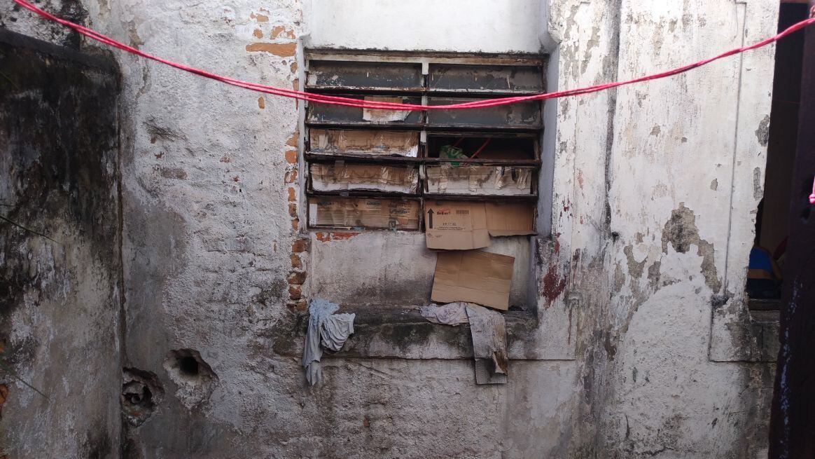 Nas fotos é possível ver a sujeira e falta de manutenção dos apartamentos
