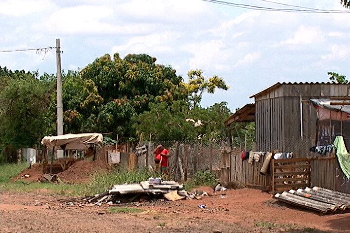 Uma
mulher de 30 anos foi detida suspeita de abandonar oito filhos, entre
idades de um a 13 anos, por três dias em uma casa de Campo Grande (MS). Uma
vizinha, de 12 anos, chamou o Conselho Tutelar. As crianças estavam sem comida
e o local sem nenhuma higiene