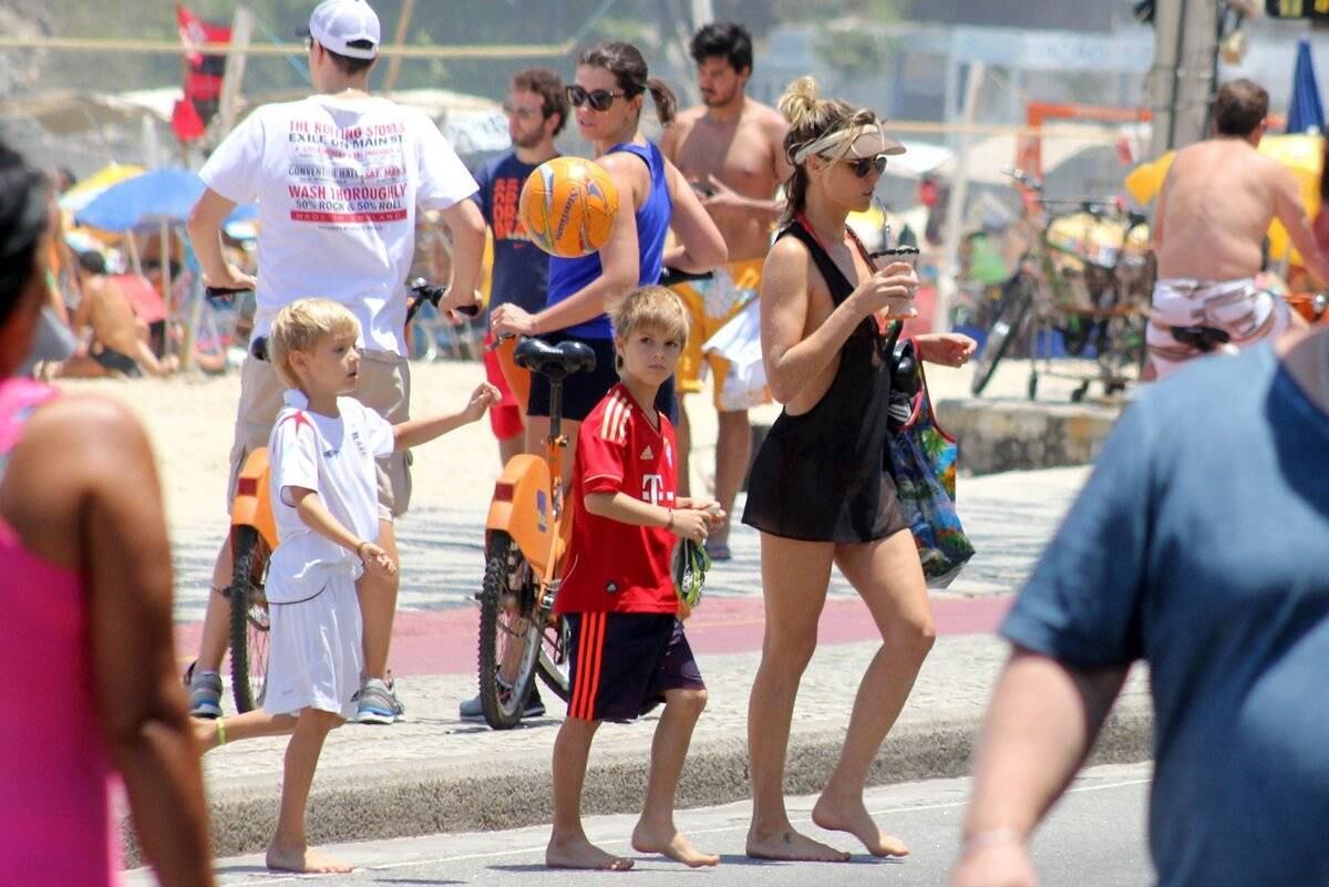 Fernanda Lima leva gêmeos para praia do Rio de Janeiro 
