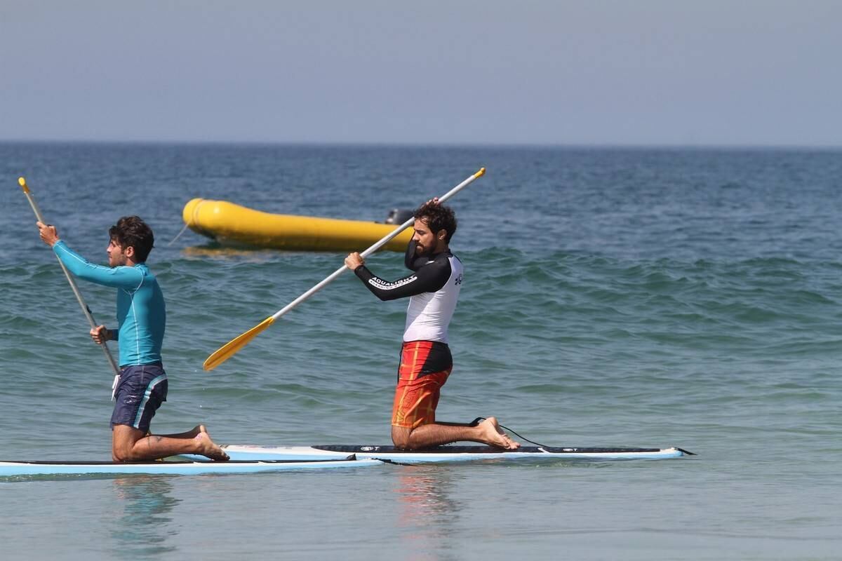 Bruno Gagliasso e Ricardo Pereira praticam stand up paddle na praia da Barra da Tijuca, no Rio