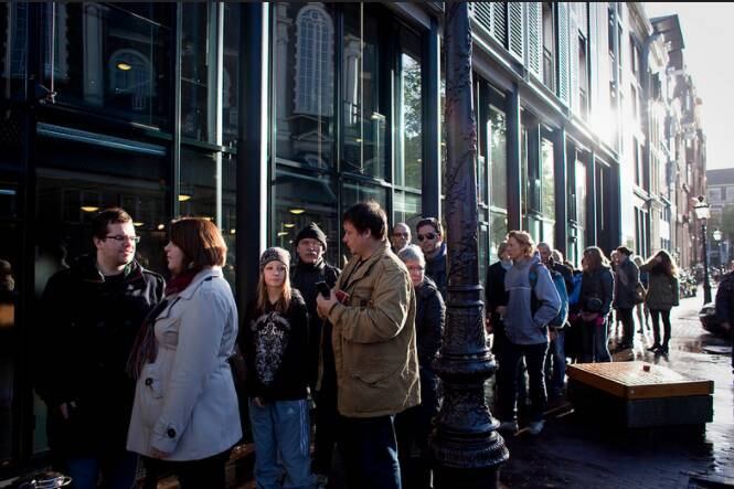 Filas se formam na entrada da Casa de Anne Frank