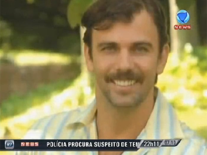 

Aqui no Brasil o ator Marcelo Faria agrediu um segurança de
uma casa noturna com uma garrafa de cerveja, após ser barrado na entrada de um
camarote VIP

