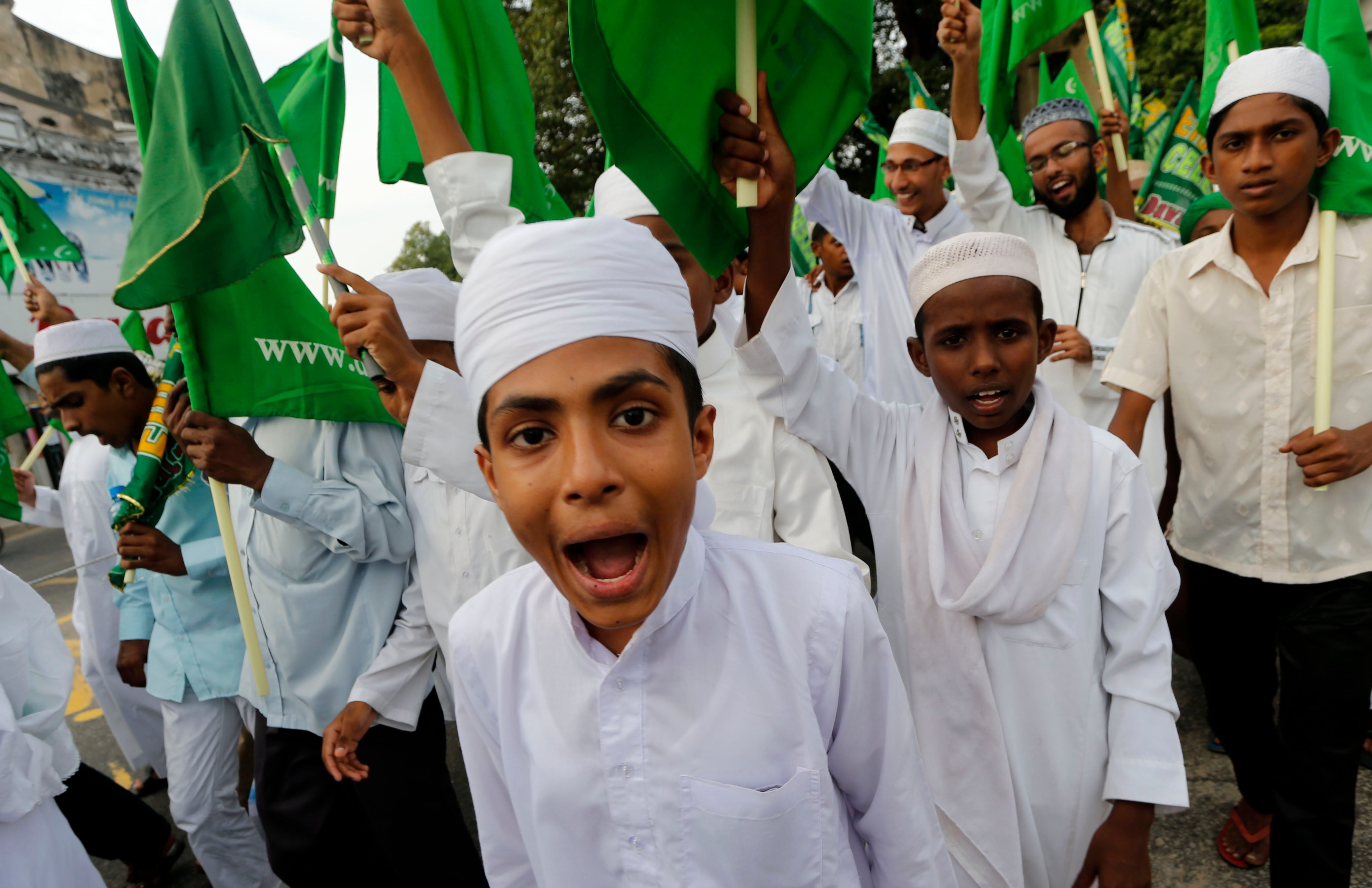 CONFLITOS RELIGIOSOS

Nos últimos anos, houve um aumento significativo de casos de perseguição religiosa contra os católicos em muitos países não-cristão. Dentre estes, é possível destacar os recentes ataques contra fiéis e igrejas no Egito, Síria e Nigéria.
O crescimento da frequência destes ataques está preocupando a igreja que já assiste o declínio de seus seguidores nos países em que há maior rejeição aos católicos.

O novo papa terá que ter cuidado ao tentar dialogar com mundo muçulmano, afim de combater o extremismo, sem afetar o relacionamento com os judeus 
