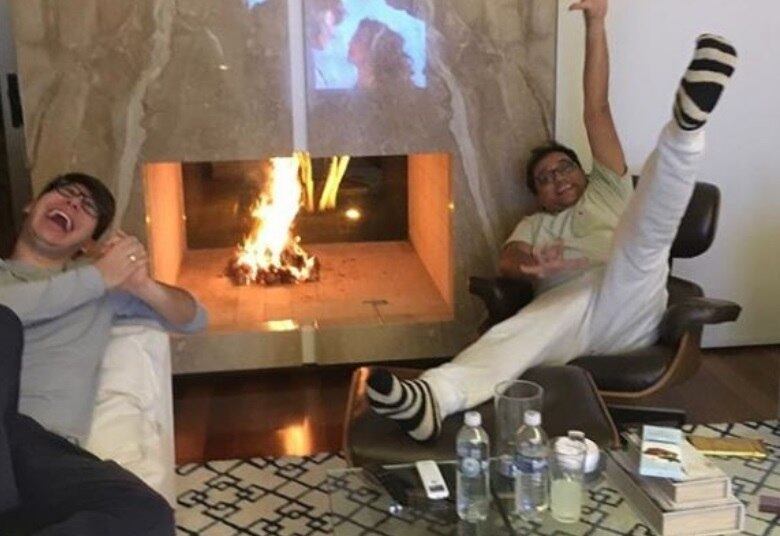 Nem mesmo o frio impede que pai e filho se divirtam juntos!