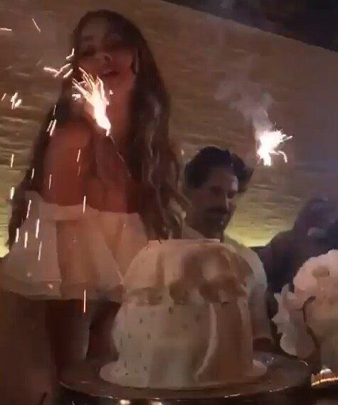 Sofia com bolo e vestidos iguais