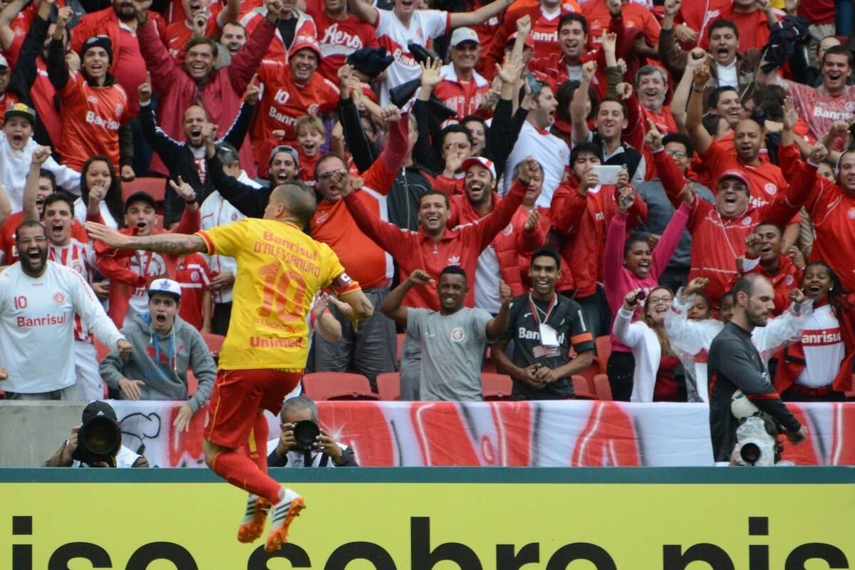 D'Alessandro comemora o primeiro gol do Colorado no jogo