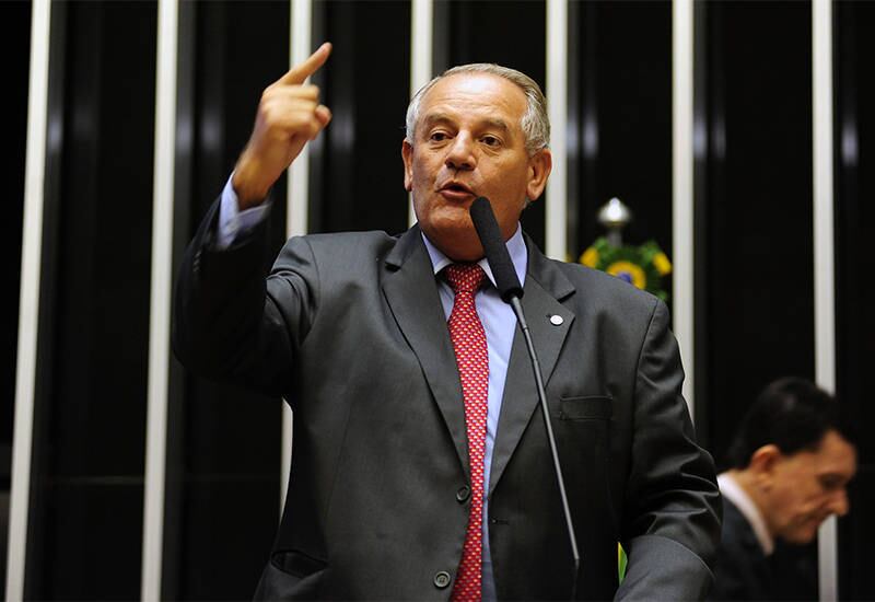 Assim como Chico das Verduras, o apelido de Givaldo Carimbão (PROS-AL) veio da sua atividade profissional. O deputado Givaldo de Sá Gouveia incorporou a alcunha que o tornou mais popular nas urnas