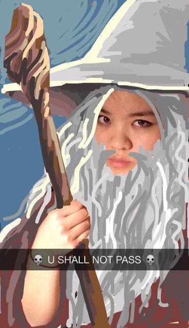 A adolescente Christine Mi encontrou uma forma bastante criativa e inusitada de fazer suas selfies chamarem atenção nas redes sociais. Usando o aplicativo Snapchat, a jovem desenhou em cima de suas fotos para se transformar em personagens famosos, celebridades e para se incluir em cenas famosas. Dá só uma olhada na garota pousando como Gandalf, de O Senhor dos Anéis. Confira mais desenhos divertidos da garota que bombam nas redes sociais
