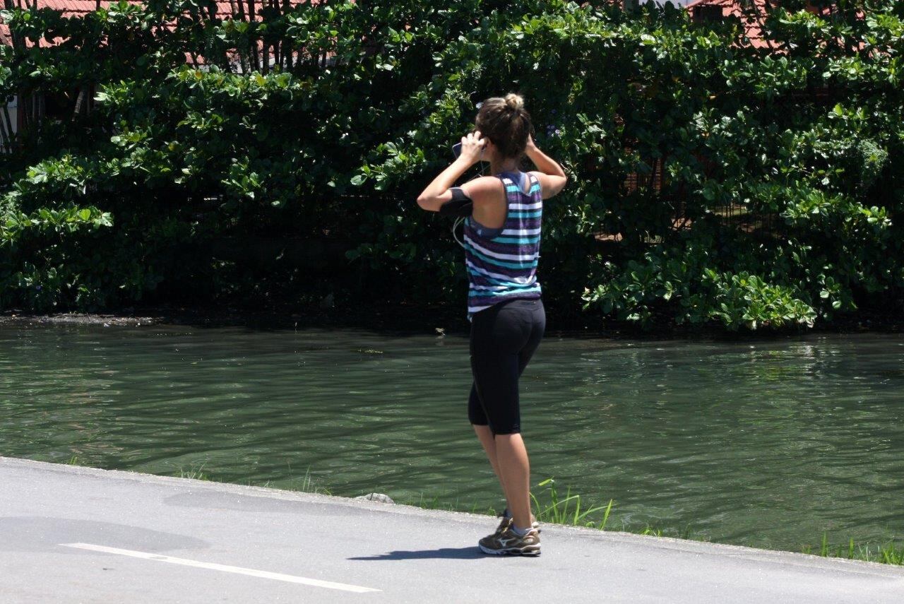 Juliana escolheu uma roupa bastante confortável para malhar