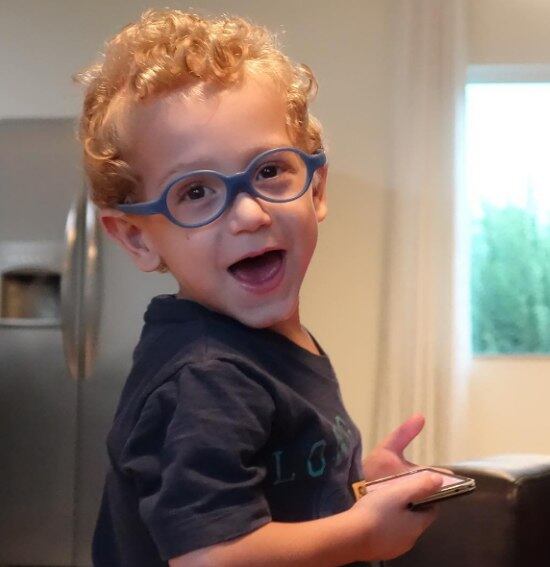 A família de Francisco Marzola Benitez, o Chico, de quatro anos, lançou
campanha para arrecadar R$ 400 mil para custear as despesas de uma cirurgia na
Inglaterra para que ele se cure de gastrosquise, que é uma má-formação que
faz com a pessoa nasça com o intestino para fora do corpo. No caso do
garotinho, ele perdeu parte do órgão e convive com apenas 50 cm de intestino
delgado.
Há uma semana, a mãe dele abriu mão de R$ 40 mil da campanha para
ajudar uma menina nascida com o mesmo problema. Após o gesto de solidariedade,
ela viu o saldo da conta disparar e está mais próxima de atingir o objetivo