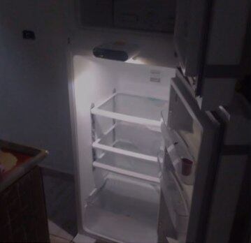 A atual sogra de Ruth foi até a nova casa dela e desconfiou que a mulher guardava drogas e armas na geladeira, já que estava ligada na tomada e continuava coberta com um lençol e amarrada com uma fita mesmo depois de uma mudança de endereço. Quando a suspeita saiu, a sogra encontrou restos mortais da menina