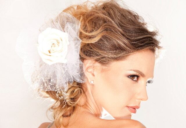 Enquanto uma prova com penteados para
noivas faz a temperatura subir no próximo episódio do Hair, o reality dos
cabelos, que vai ao ar no dia (27), durante o Hoje em Dia, nós
selecionamos 12 modelos para você se inspirar e já começar a sonhar com o
grande de dia!
Nesta primeira opção, com arranjo de
flor e tule, o penteado gregoriano é indicado para mulheres que sonham com uma
cerimônia romântica e grandiosa. O beauty artist e consultor técnico do reality
dos cabelos da Record TV, Charles Veiyga, explica que foi feito com ondulação
de moderador térmico e pomadas para desenhar com as mãos em um formato
desestruturado. “É um penteado com grandiosidade e aparência natural”.