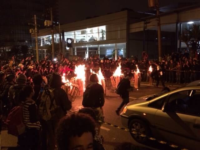 Os manifestantes atearam fogo em seis catracas de papelão na Marginal Pinheiros. Já na pista expressa, queimaram pneus