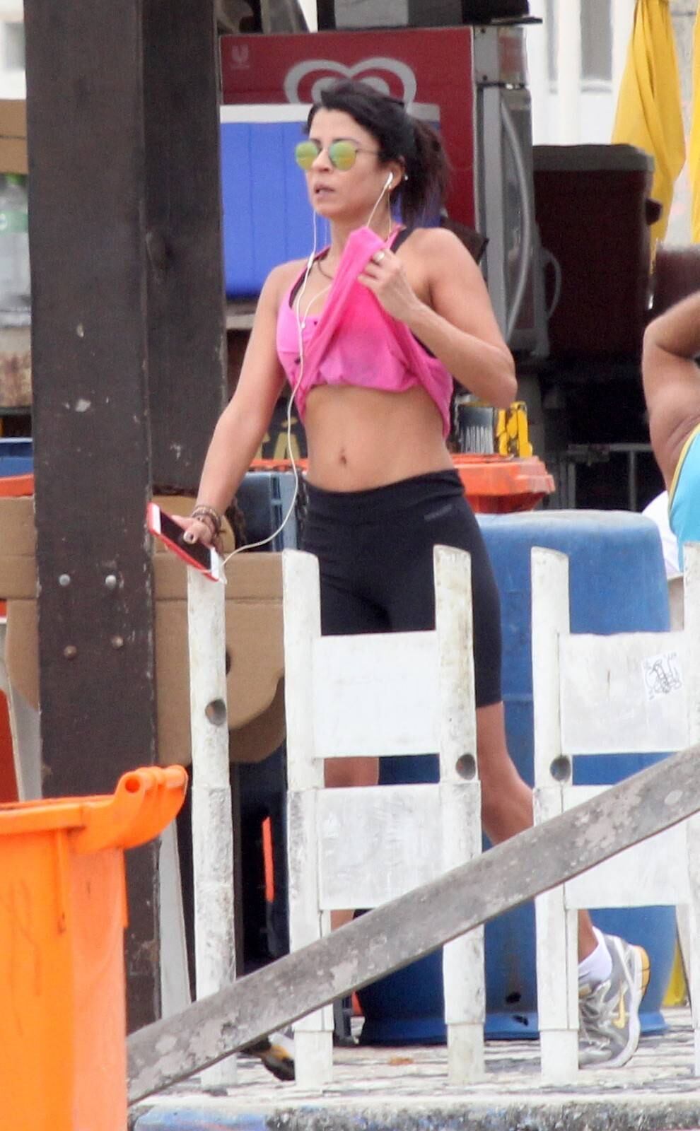 Anna Lima é clicada durante exercício físico nesta segunda-feira (26)