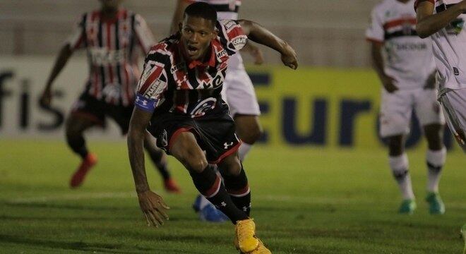 Tuta abriu placar para o São Paulo na vitória sobre o Botafogo no Santa Cruz
