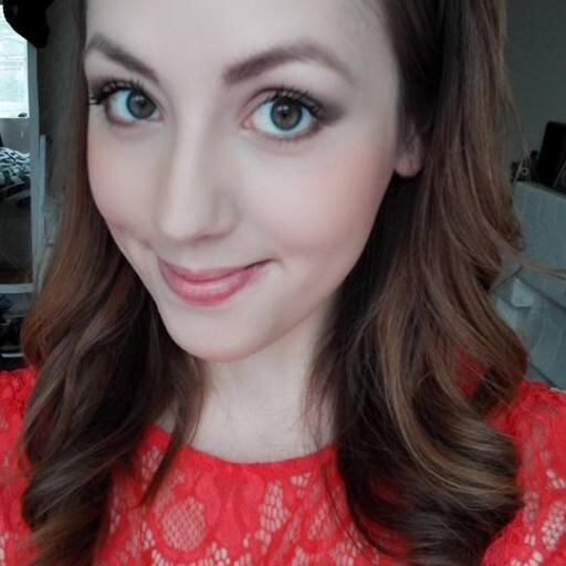 Uma
jovem jornalista inglesa pretende fazer uma laqueadura, uma cirurgia que impede
a mulher de ter filhos. O assunto é polêmico. Aqui no Brasil, a operação só é
permitida em mulheres que já tem dois filhos e mais de 30 anos