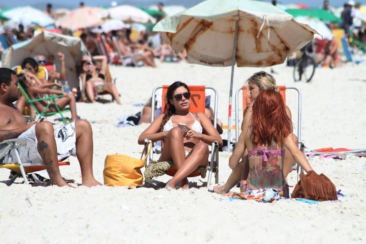Patricia Jordane exibe corpão na praia