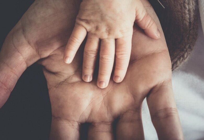 Depois do nascimento, o pai deve dividir as responsabilidades dos cuidados com o bebê para que a companheira tenha momentos para cuidar de si. “É nesse compartilhamento que o homem pode se sentir incluído na dinâmica do pós-parto e se envolver de maneira direta com o filho”, recomenda a especialista.