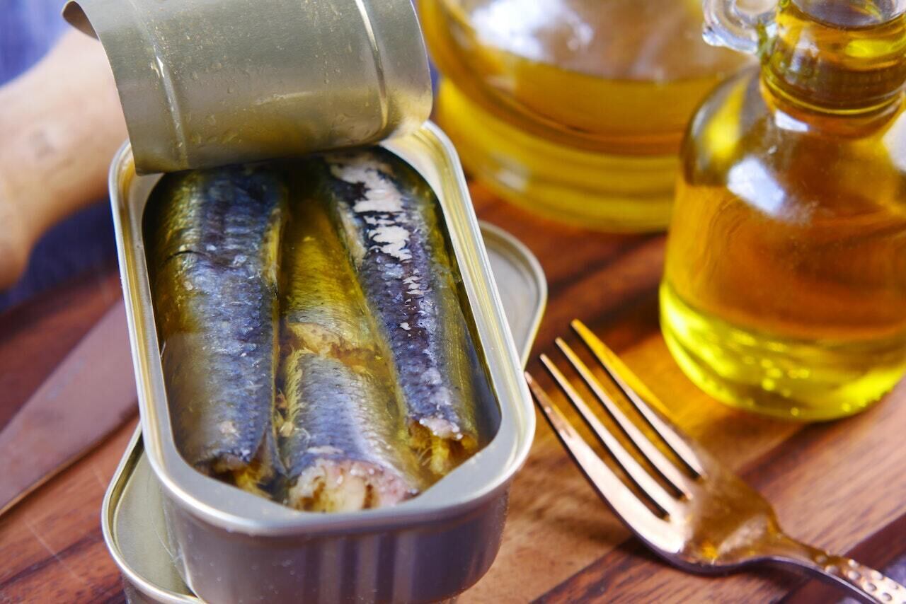 Ajuda na imunidade e nos ossos
Consumir 100 g de sardinha fornece ao organismo cerca de 250 UI de vitamina D, nutriente importante para o bom funcionamento do sistema imunológico e para a absorção de cálcio, contribuindo para a saúde óssea
